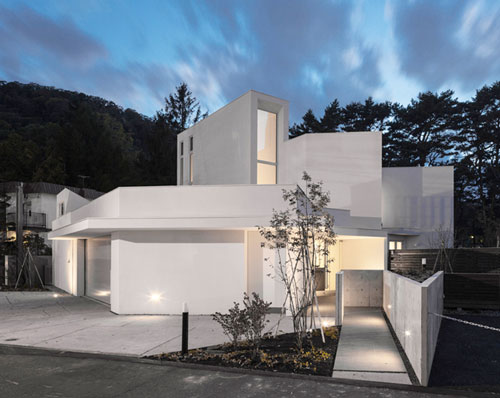 akasaka shinichiro forms japanese residence using intersecting angles