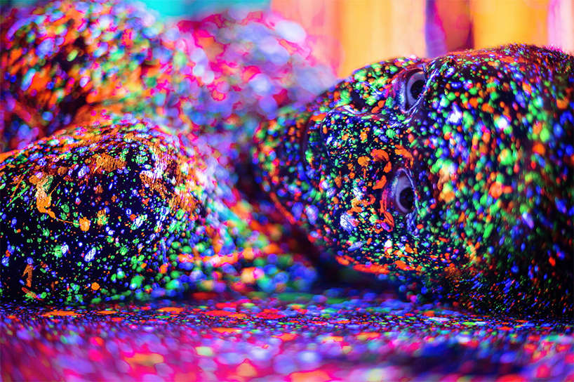 alex-markow-blacklight-splatter-paint-lost-in-infinity-split-designboom-03