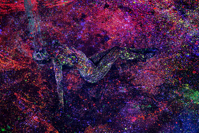 alex-markow-blacklight-splatter-paint-lost-in-infinity-split-designboom-04