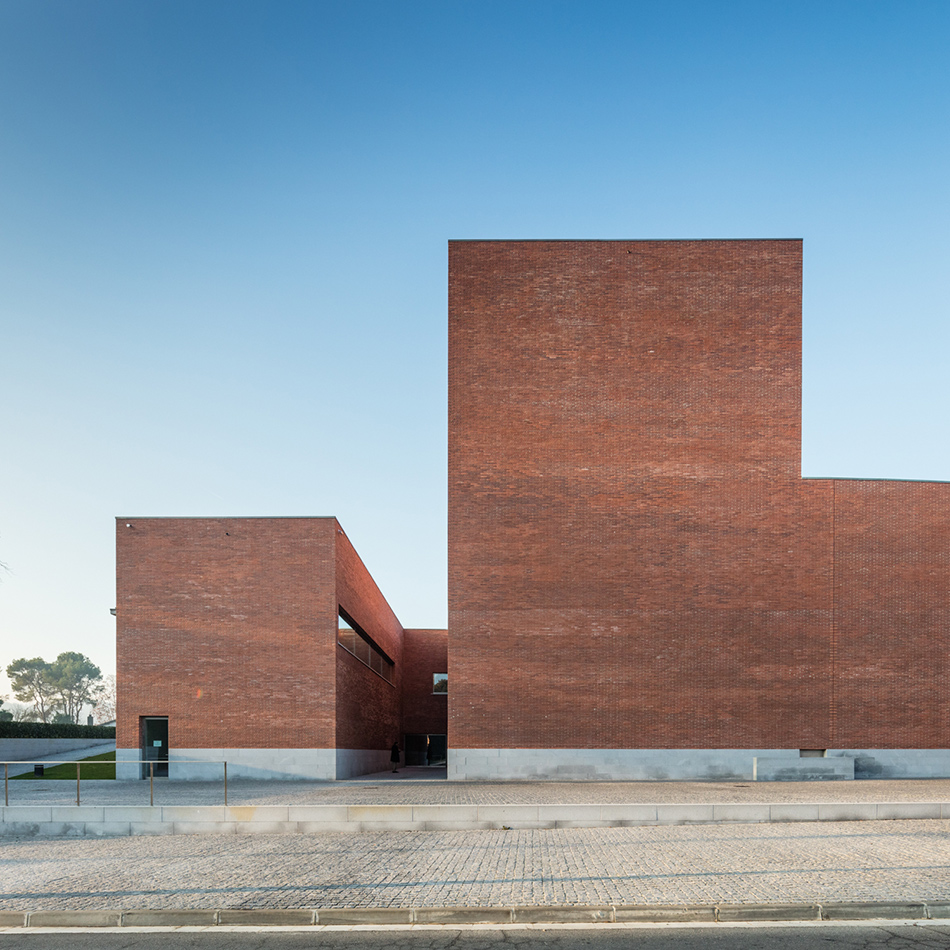 alvaro-siza-vieira-public-auditorium-in-llinars-del-valles-barcelona-designboom-02