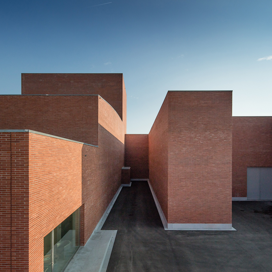 alvaro-siza-vieira-public-auditorium-in-llinars-del-valles-barcelona-designboom-02