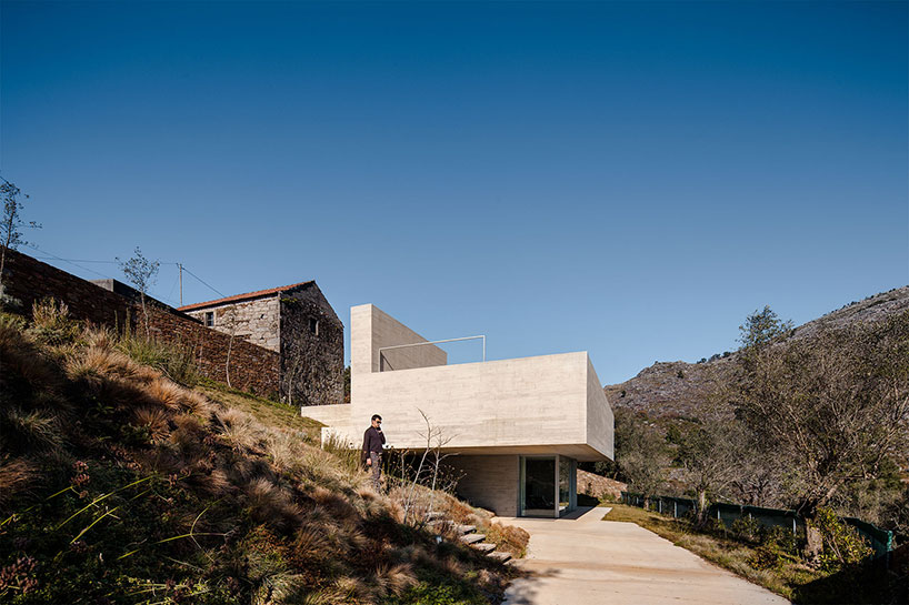 Carvalho Araujo Architect's Refugio Montaria Redefines Mountain Vernacular