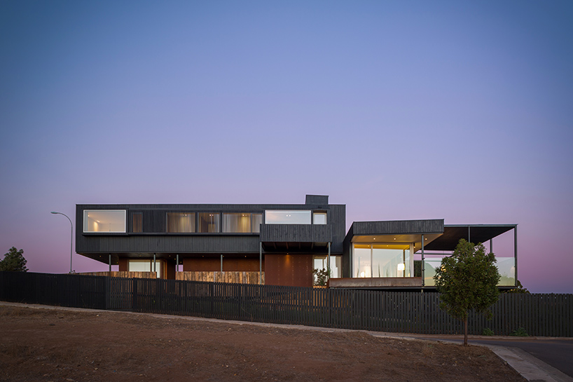 GB house by emA arquitectos overlooks the chilean coastline