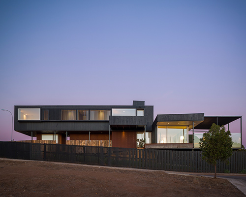 GB house by emA arquitectos overlooks the chilean coastline