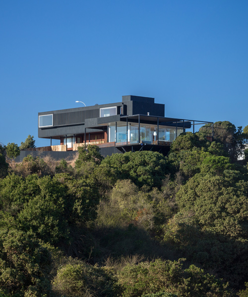GB house by emA arquitectos overlooks the chilean coastline