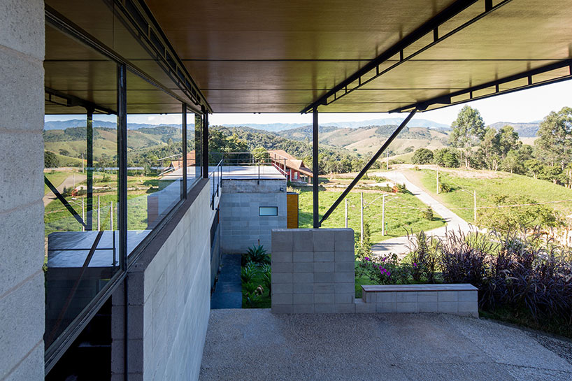H+F arquitetos tiers mountain-side house in santo antonio do pinhal