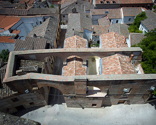 paredes pedrosa arquitectos retrofits two houses in 15th century wall