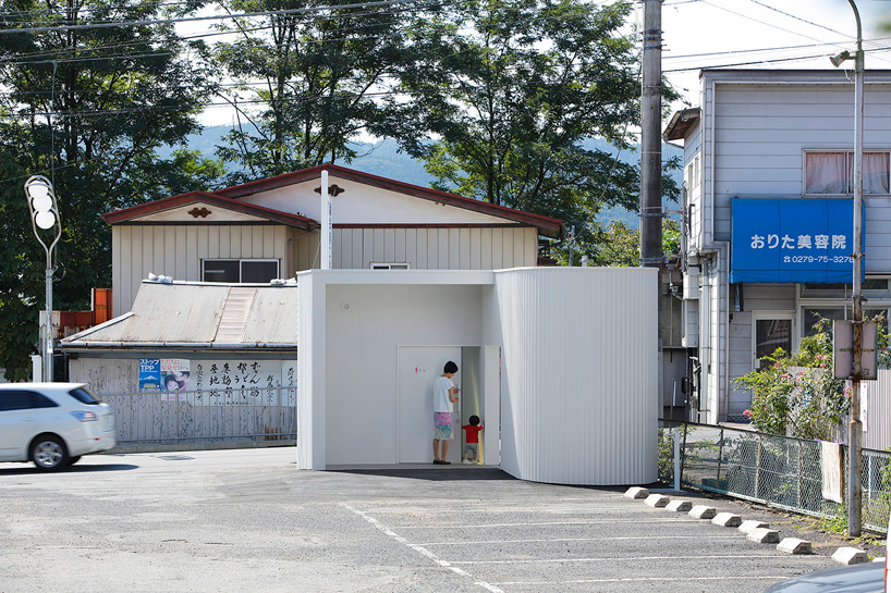 kubo-tsushima-architects-isemachi-public-toilet-japan-designboom-02