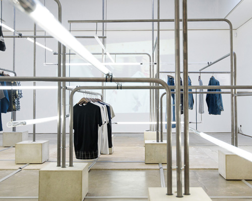 schemata architects grows forest of poles for MR PORTER × BEAMS exhibition