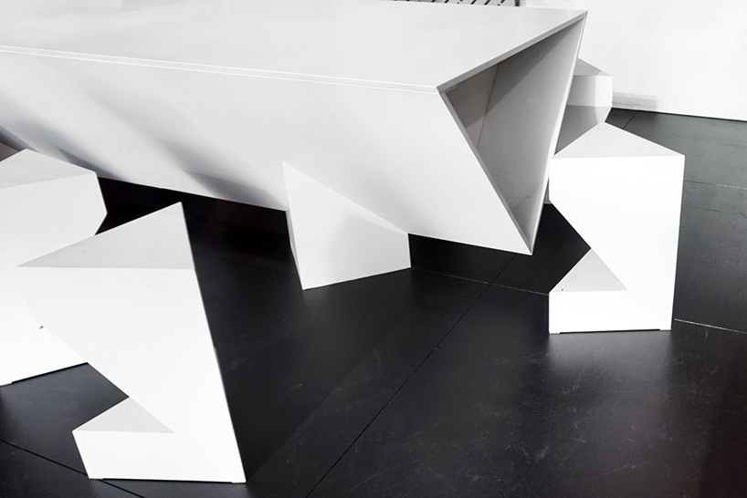 tom-dixon-sculpts-ICE-kitchen-installation-for-caesarstone-at-IDS-toronto-designboom-03