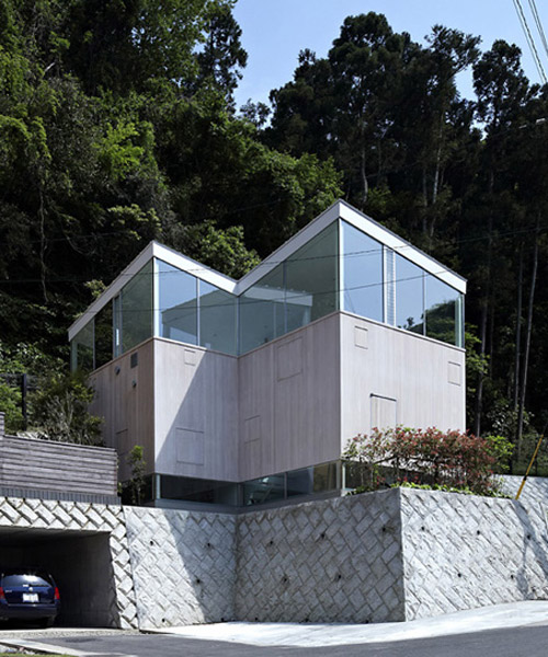 A.L.X. / junichi sampei elevates forest house to ensure residential privacy