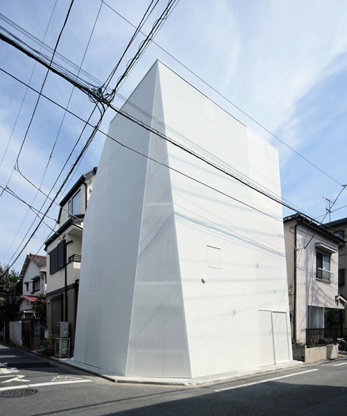A.L.X. / junichi sampei maximizes corner plot in tokyo with angular white house