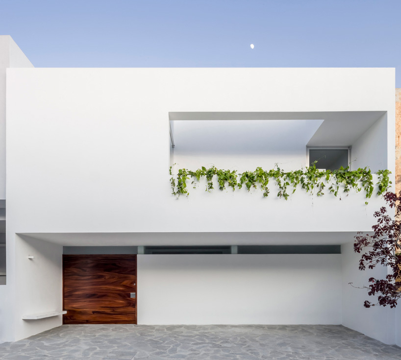 abraham cota paredes designs elegant V-house in guadalajara, mexico