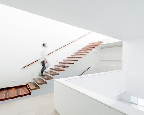 abraham cota paredes designs elegant V-house in guadalajara, mexico