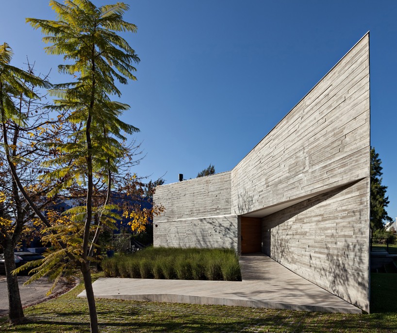 alric galindez forms casa L completely in concrete in buenos aires