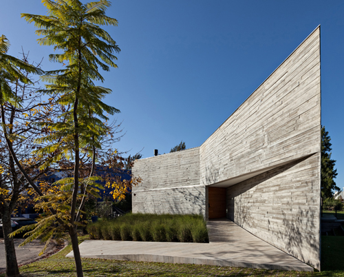 alric galindez forms casa L completely in concrete in buenos aires