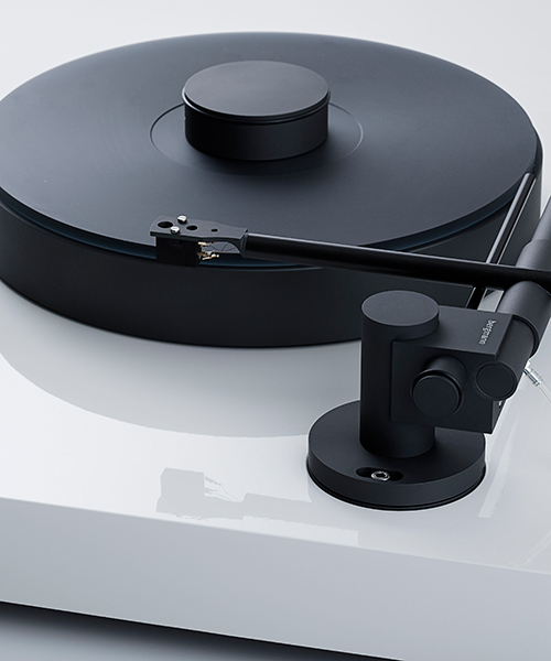 bergmann's magne turntable uses air to keep floating records linear