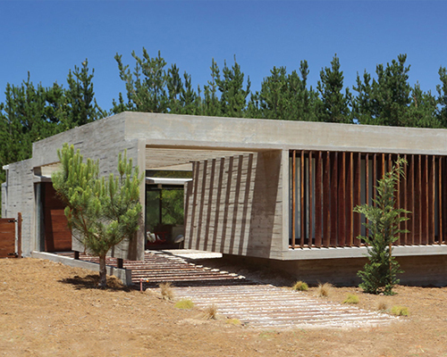 besonias almeida connects s&s house with concrete pergola in argentina