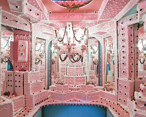 artists turn los angeles gallery into 7,500 square foot cake maze