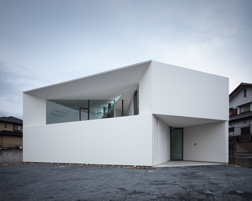 DIG architects breaks continuity and generates accidental spaces in nagoya office