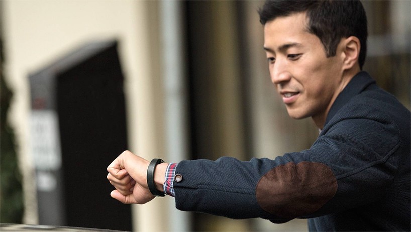 fitbit-alta-wearable-designboom-07