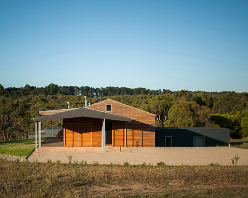 honeyman + smith nestles journey house into australian countryside