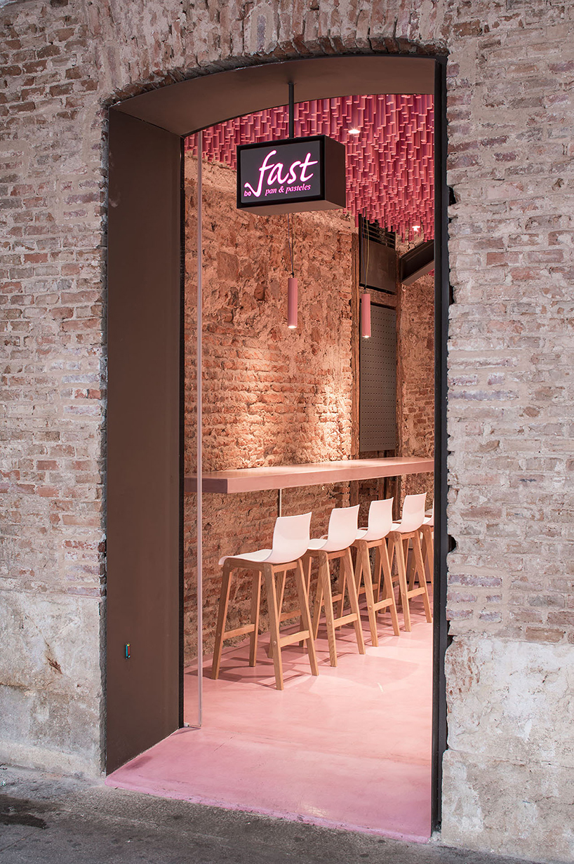 ideo-arquitectura-madrid-bakery-art-installation-strawberry-sticks-designboom-07