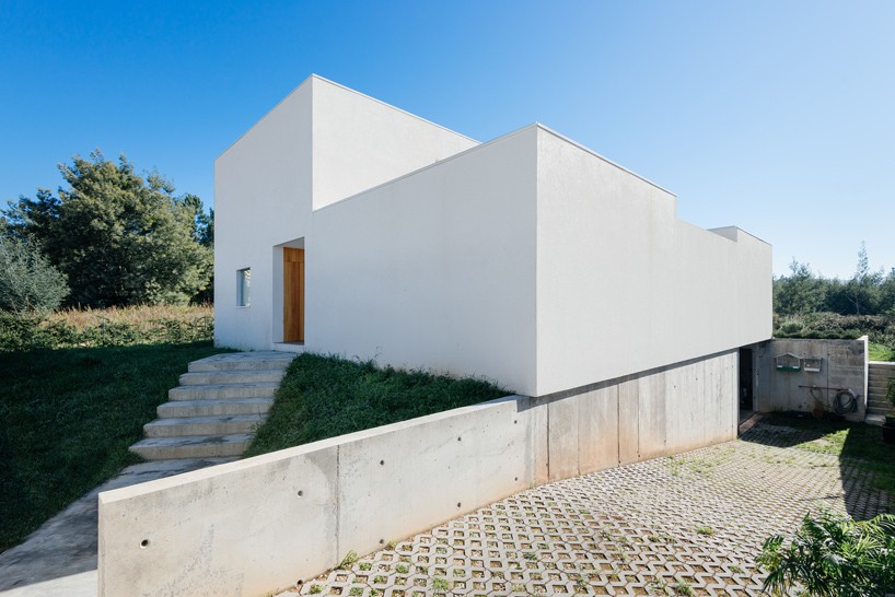 estudio branco del rio elevates light-filled family home in portugal
