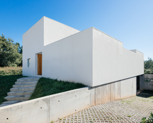 estudio branco del rio elevates light-filled family home in portugal