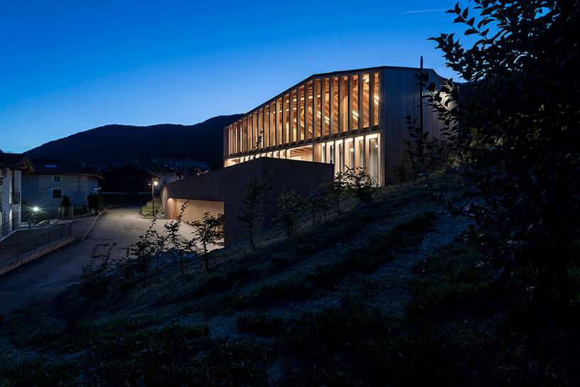 mirko-franzoso-architetto-casa-sociale-caltron-social-house-cles-trentino-italy-designboom-02