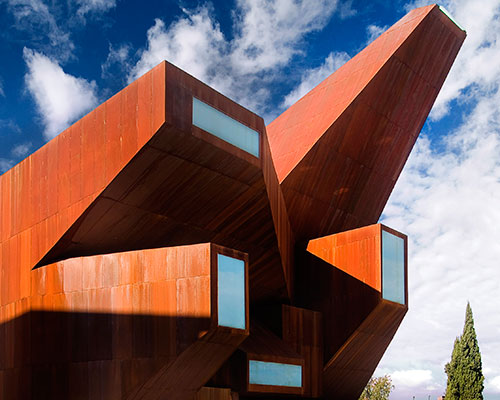 vicens + ramos erects corten-clad santa monica church in madrid