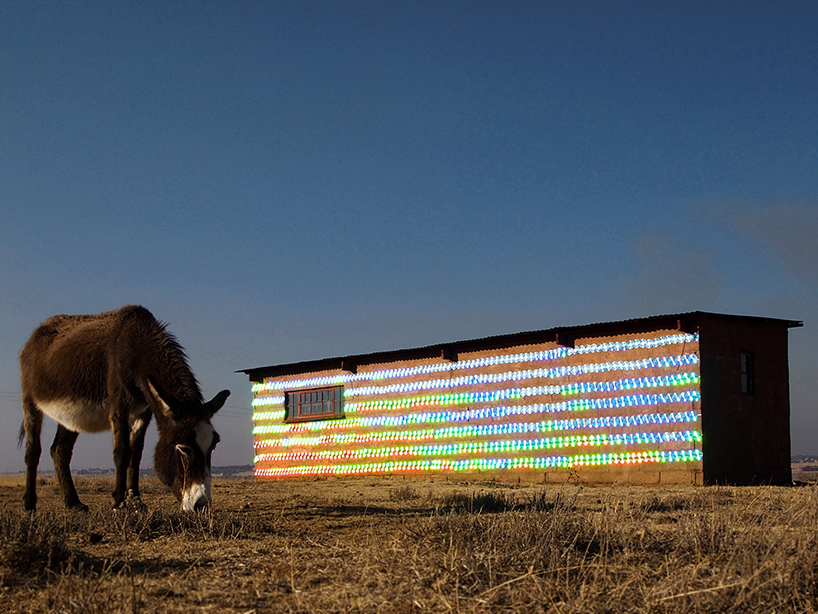 r1-1000-cd-installed-on-derelict-farmhouse-south-africa-designboom-01