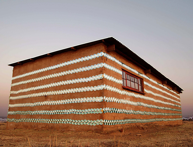 r1-1000-cd-installed-on-derelict-farmhouse-south-africa-designboom-05