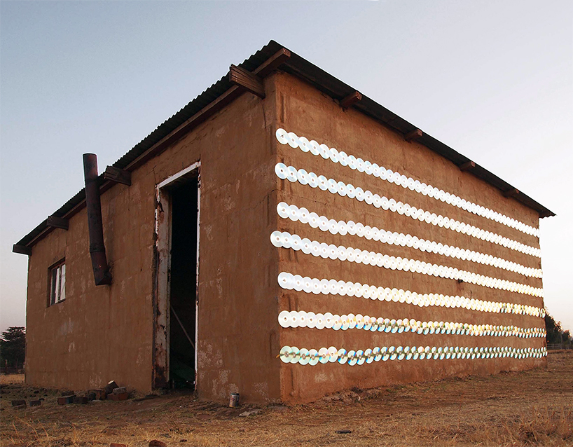r1-1000-cd-installed-on-derelict-farmhouse-south-africa-designboom-06