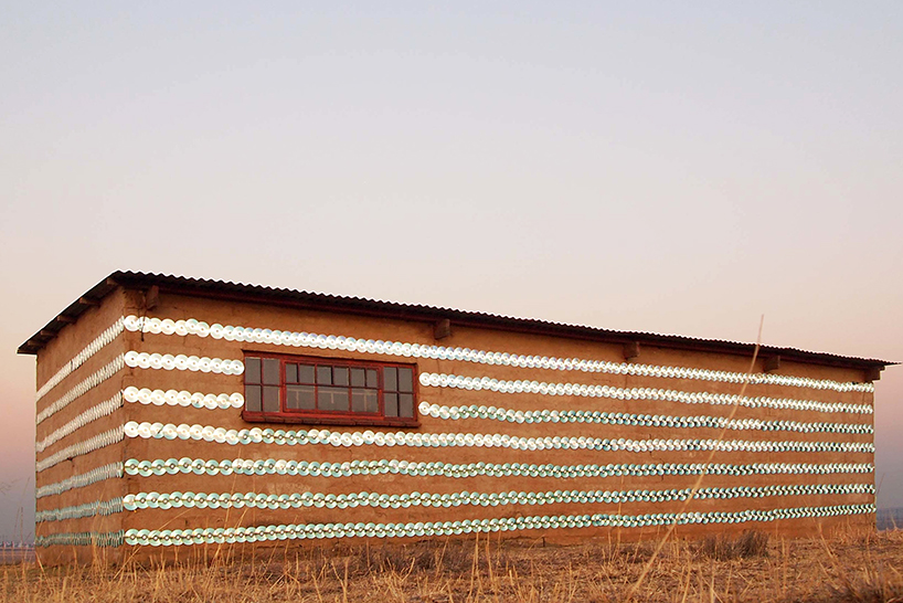 r1-1000-cd-installed-on-derelict-farmhouse-south-africa-designboom-07