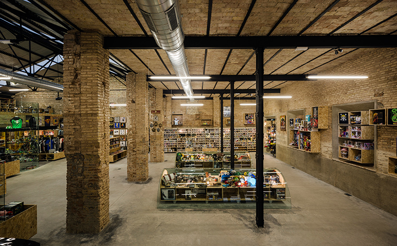 serrano-+-baquero-arquitectos-raccoon-games-shop-interior-seville-designboom-02