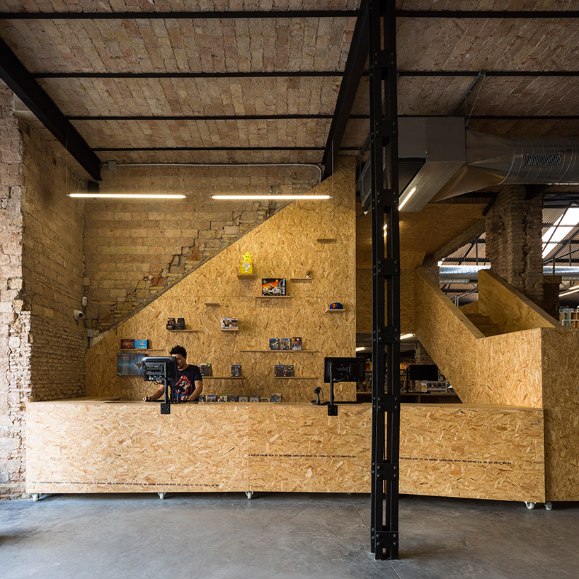 serrano-+-baquero-arquitectos-raccoon-games-shop-interior-seville-designboom-02