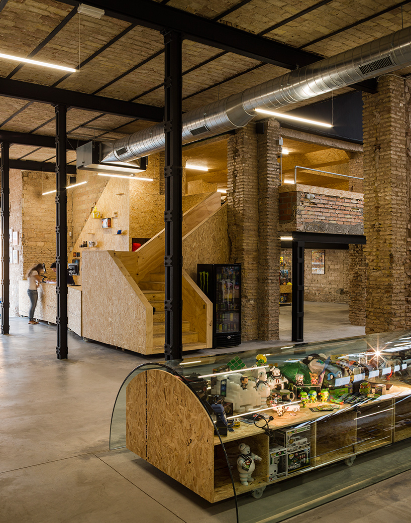 serrano-+-baquero-arquitectos-raccoon-games-shop-interior-seville-designboom-02