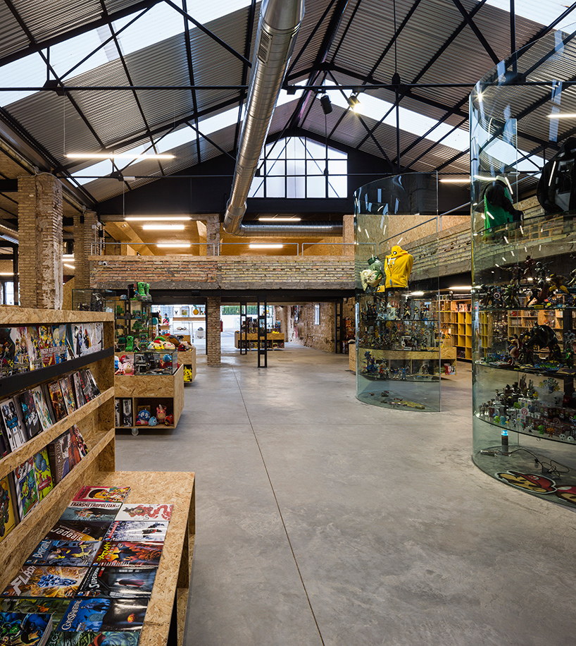 serrano-+-baquero-arquitectos-raccoon-games-shop-interior-seville-designboom-02