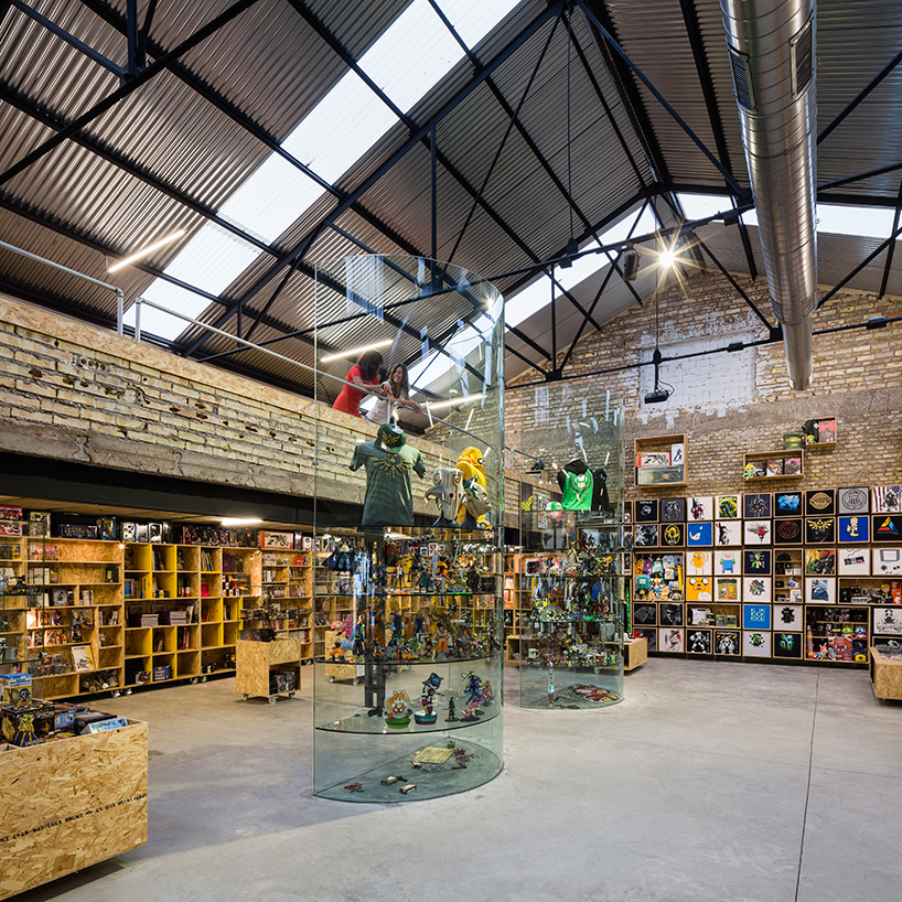 serrano-+-baquero-arquitectos-raccoon-games-shop-interior-seville-designboom-02