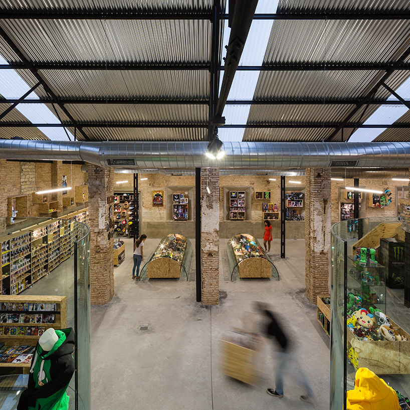 serrano-+-baquero-arquitectos-raccoon-games-shop-interior-seville-designboom-02