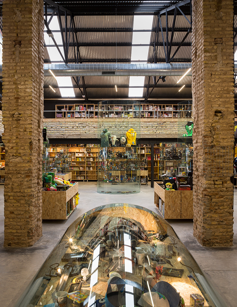 serrano-+-baquero-arquitectos-raccoon-games-shop-interior-seville-designboom-02