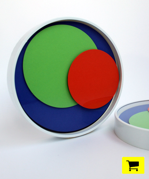 orbit clock tells the time with colored discs