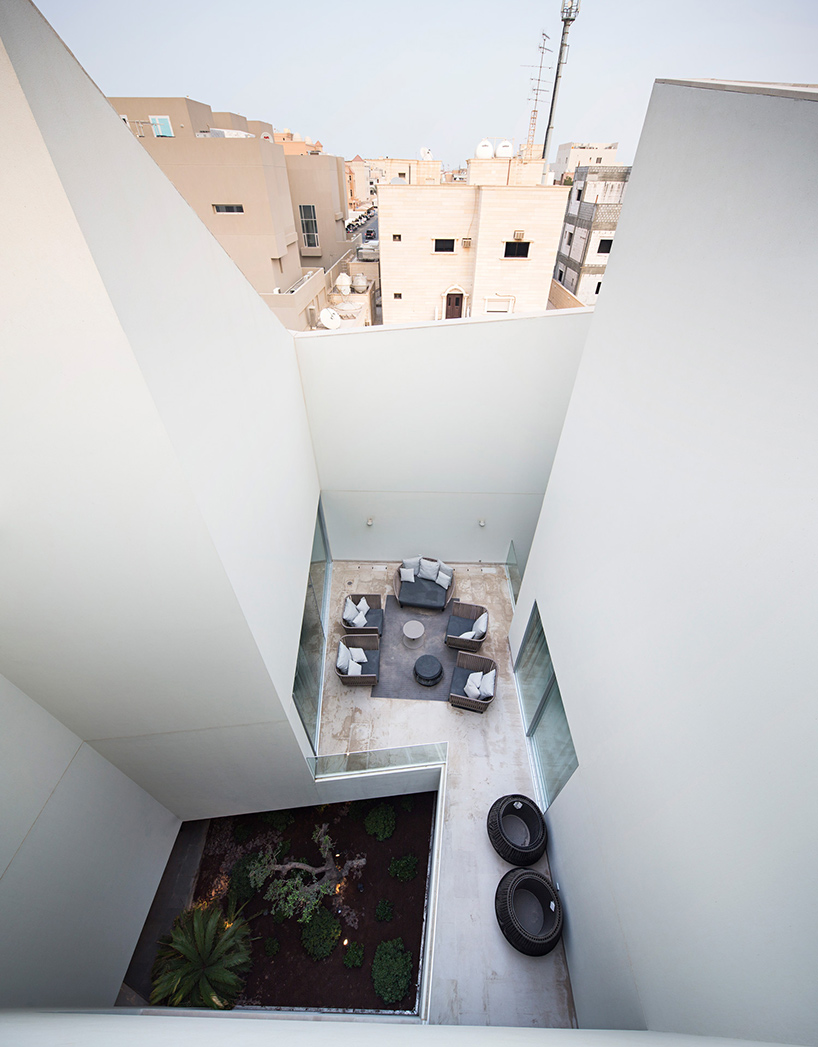 AGi-architects-wall-house-khaldiya-kuwait-designboom-02