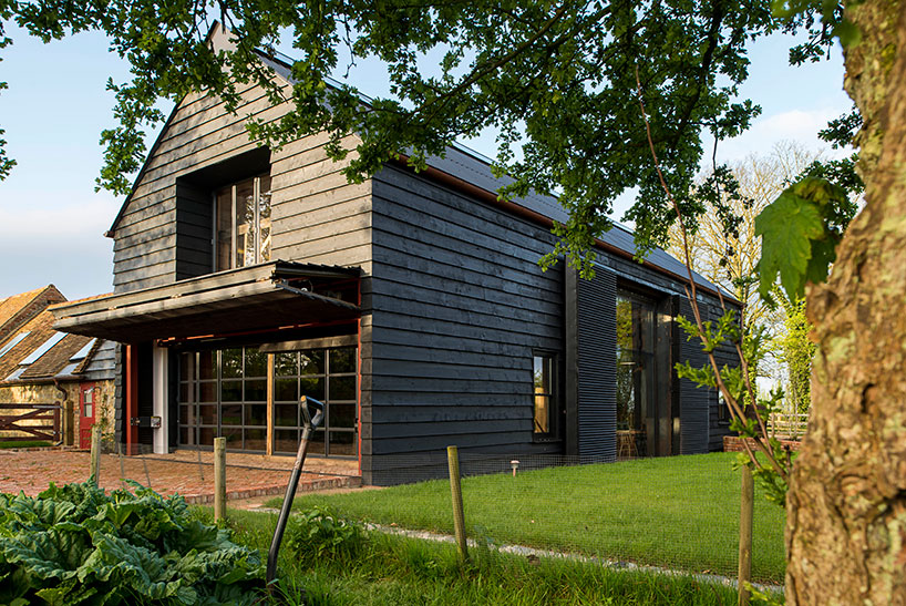 liddicoat & goldhill restore the ancient party barn in england