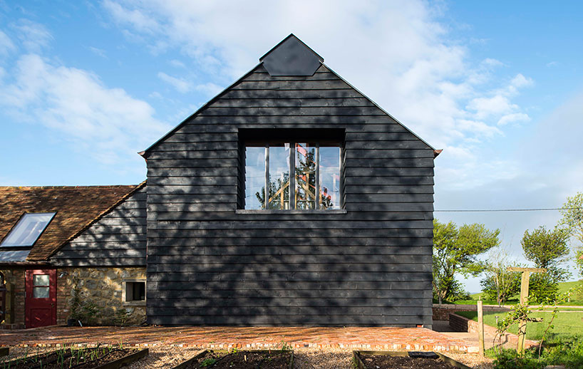 liddicoat & goldhill restore the ancient party barn in england