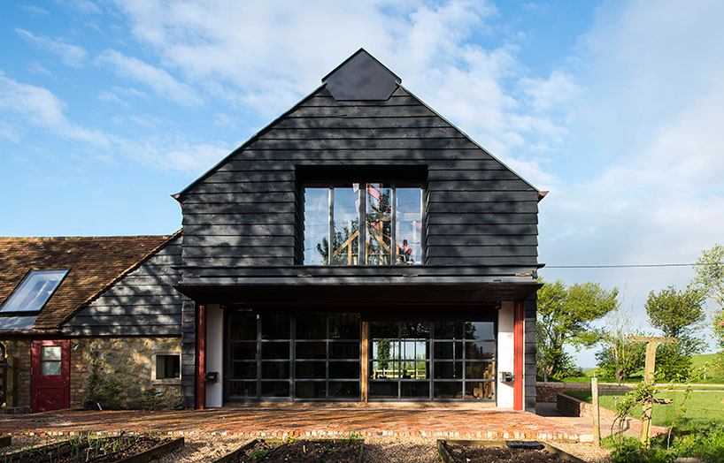 liddicoat & goldhill restore the ancient party barn in england