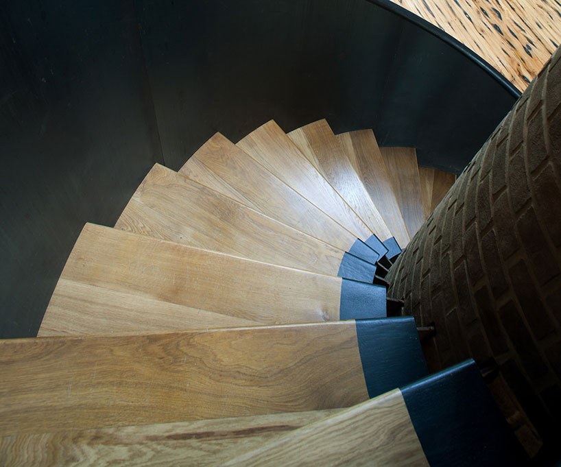 liddicoat & goldhill restore the ancient party barn in england