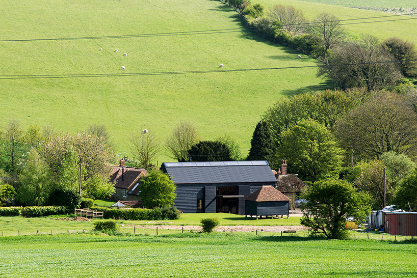 liddicoat & goldhill restore the ancient party barn in england