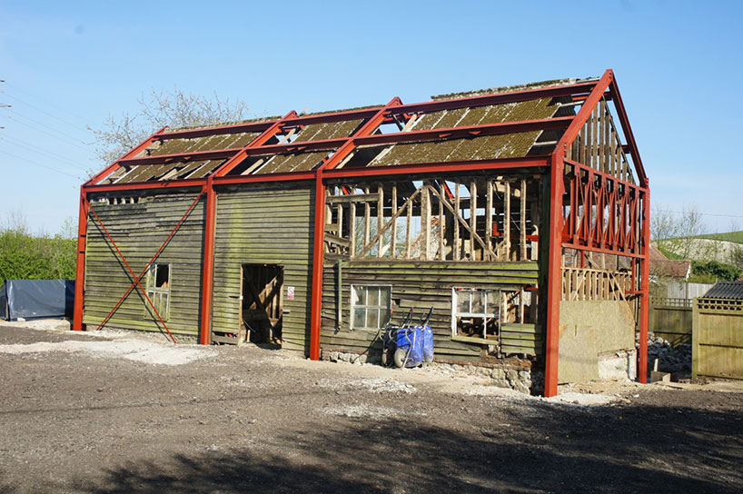 liddicoat & goldhill restore the ancient party barn in england